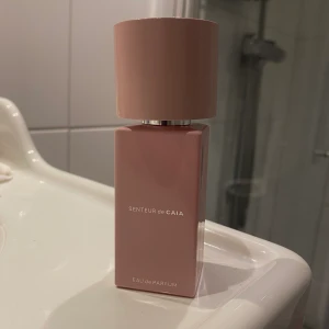 Caia parfym  - SENTEUR de CAIA. 50 ml. Kollar intresset på denna parfym från Caia.  Testad cirka 5 sprut men känner inte riktigt att doften passar mig. Däremot är hållbarheten sjuk! Slutsåld på Caias hemsida! Nypris var 595kr. 🥰