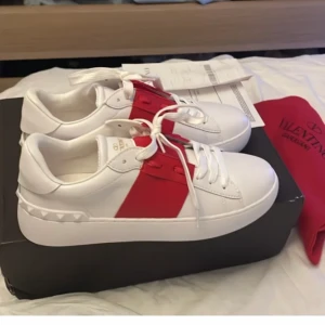 Valentino skor - Intressekoll på dessa valentino skor. Har kvitto och kartong som medföljer. Billigt pris då jag köpte av en annan på plick & inte är 100% säker att de är äkta då de är en liten defekt längst fram på skon men har kvitto som medföljer💘 