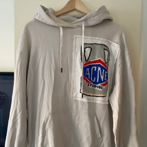 Acne studios hoodie - Storlek s, herr. Passar unisex. Är stor i storleken, passar även M-L. I fint skick, minimalt slitage i ringningen. Tröja som inte längre finns att köpa, originalpris 4390 kr.