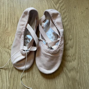 Balettskor  - Säljer då de e försmå för mig, de e rätt använda men i bra skick