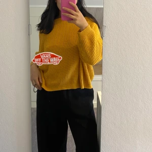 Stickad tröja  - Har klippt lappen från tröjan så vet inte vart den är ifrån, men den är några år gammal.  Använder inte längre men är i bra skick 