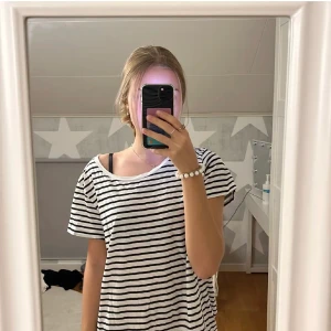 En randig tröja från H&M - Här har vi en randig tröja från H&M som köptes i fel storlek. Dock är den väldigt liten i storleken. Den är i super bra skick och används endast två gånger. Jag köpte den för 199 kr!! Super skönt material också. 