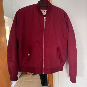 Bomberjacka  - Bomberjacka från Junkyards egna märke. Som oanvänd.