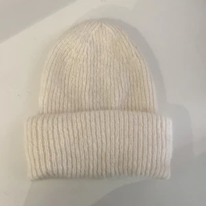 Vit stickad mössa - Jätteskön och fin mössa