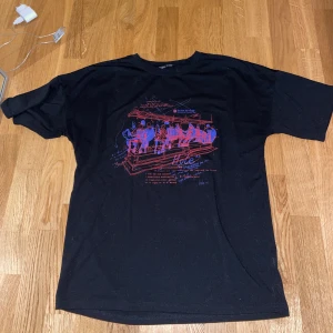 Svart t-shirt med tryck - Väldigt skönt material med coolt tryck i lila och rosa.