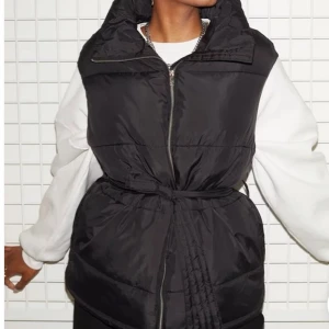 Väst  - Säljer min Nelly väst då jag aldrig använder den