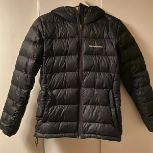 Peak jacka  - Peak jacka som är som ny förutom ett lite hål på ryggen som ni ser på bild 3! Jättevarm och perfekt till vintern, nypris va 2000kr, frakt ingår ej