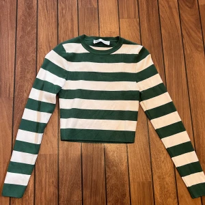 Randig croppad långärmad - Randig croppad långärmad från Zara. Köpt för ca ett år sedan, i nyskick då jag knappt använt den. 