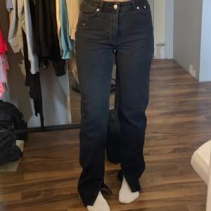Säljer dessa jeans från NAKD med slits i storleken 32 men sitter mer som 34/36, midwaisted/highwaisted beroende på hur man vill ha dem. Mycket lite Andvänd.