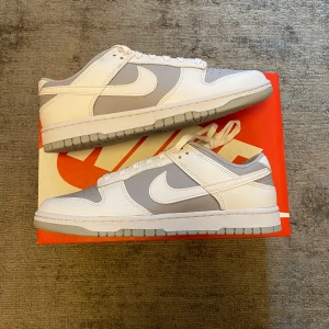 Nike Dunk Low ”White Grey” -  Hej! Jag säljer några helt nya par Nike Dunk Lows i storlekarna 41, 42 och 44.   Vinnaren får välja 1 av  storlekarna! Fraktar samma eller dagen efter betalning! Skriv gärna vid frågor om skorna!🤍  
