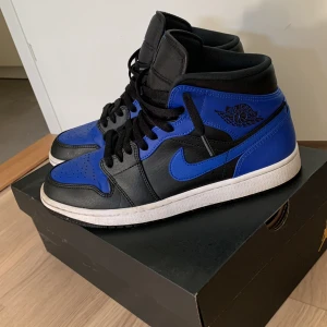 Jordan 1 - Säljer mina jordan 1 mid hyper royal då de inte kommer till användning. Sparsamt använda men något creasade.