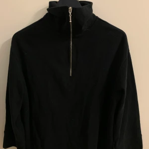Tröja från Gina tricot  - Tröja med dragkedja säljes inkl frakt