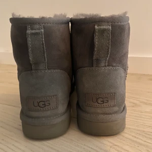 Uggs - Gråa Classic Mini Uggs, använda 2 gånger. I nytt skick. Köpta för 2000kr. Storlek 39💕köp direkt för 1400kr.