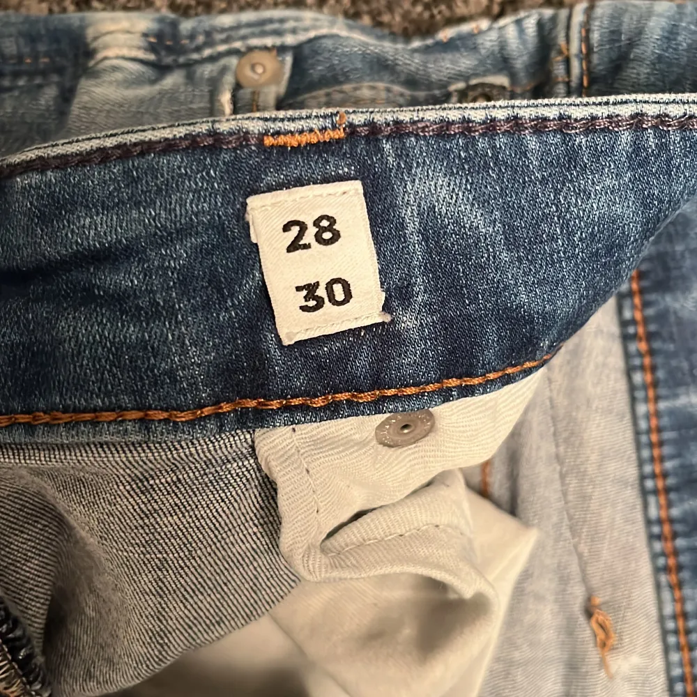 Säljer Jack & Jones jeans då dom är för små och inte komme till användning nästan aldrig använda:). Jeans & Byxor.