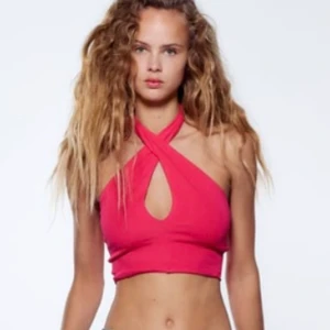 Topp -  svin snygga rosa topp som passar till fest och till sommaren perfekt!!! Använd 1 gång så den är i fint skick, köpt från zara. Köparen står för frakt på 39kr🥰🥰