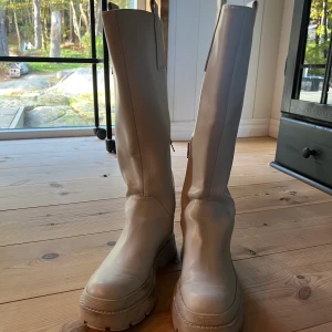 NA-KD Stövlar  - Säljer dessa skitsnygga stövlar nu inför hösten!   Endast använda ett fåtal gånger och är iprincip i nyskick!