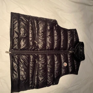 Moncler Gui - Bra skick men ett litet hål som man ser på bilden. 9/10 ÄKTA!!
