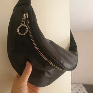 Oanvänd väska från Gina Tricot  - Ficka inuti 