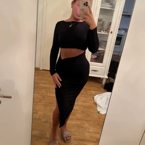 Klänning - Snitsnygg klänning som sitter som en smäck på ALLA! Slits på sidan  Strl M