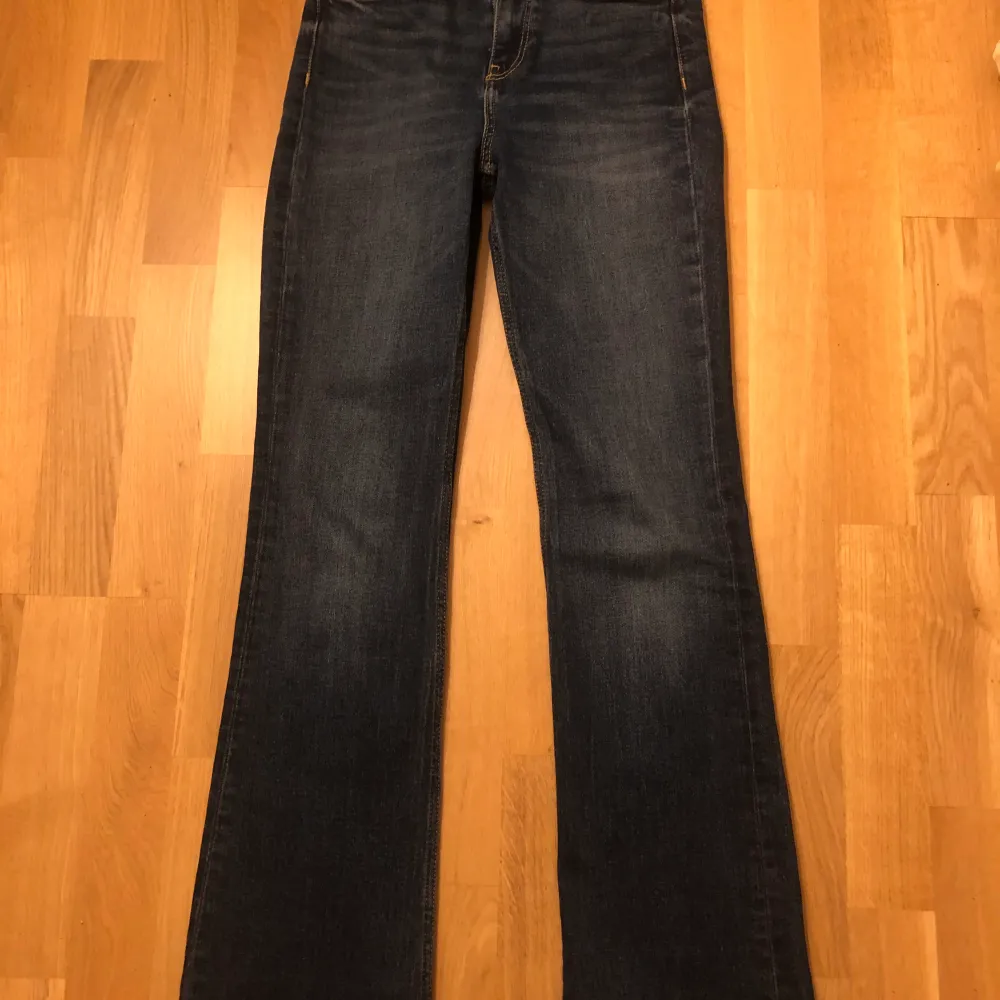 flare jeans från Zara, har bara haft dessa en gång så de är i princip nya och de är i perfekt form.  storlek 34. Jeans & Byxor.