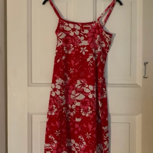 Klänning - Jag säljer denna ascoola sommarklänningen som inte har kommit till användning! Den är köpt på humana och är i storlek S. Jag säljer den för 70 kr+frakt och betalning sker via swish🥰