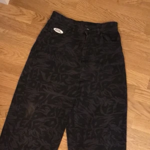 Svarta jeans - Säljer ett par svarta h&m jeans! Dem är i bra skick och inte så mycket använda.skriv till mig om du är intresserad!👌🏼💗