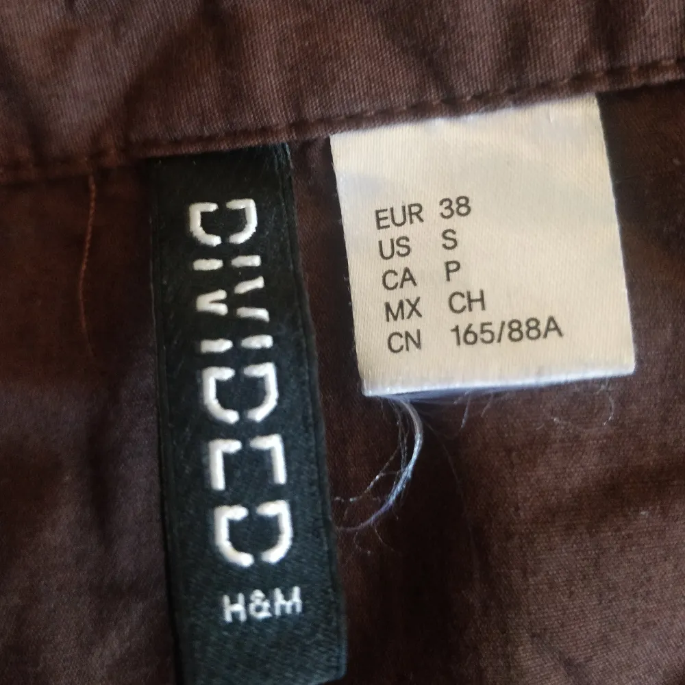 Detta är en tröja jag inte andvänder längre, men har andvänt den 4-5 gångerden är storlek S och köpt i h&m jag säljer den för 70 kr + frakt om det behövs ❤️. Skjortor.