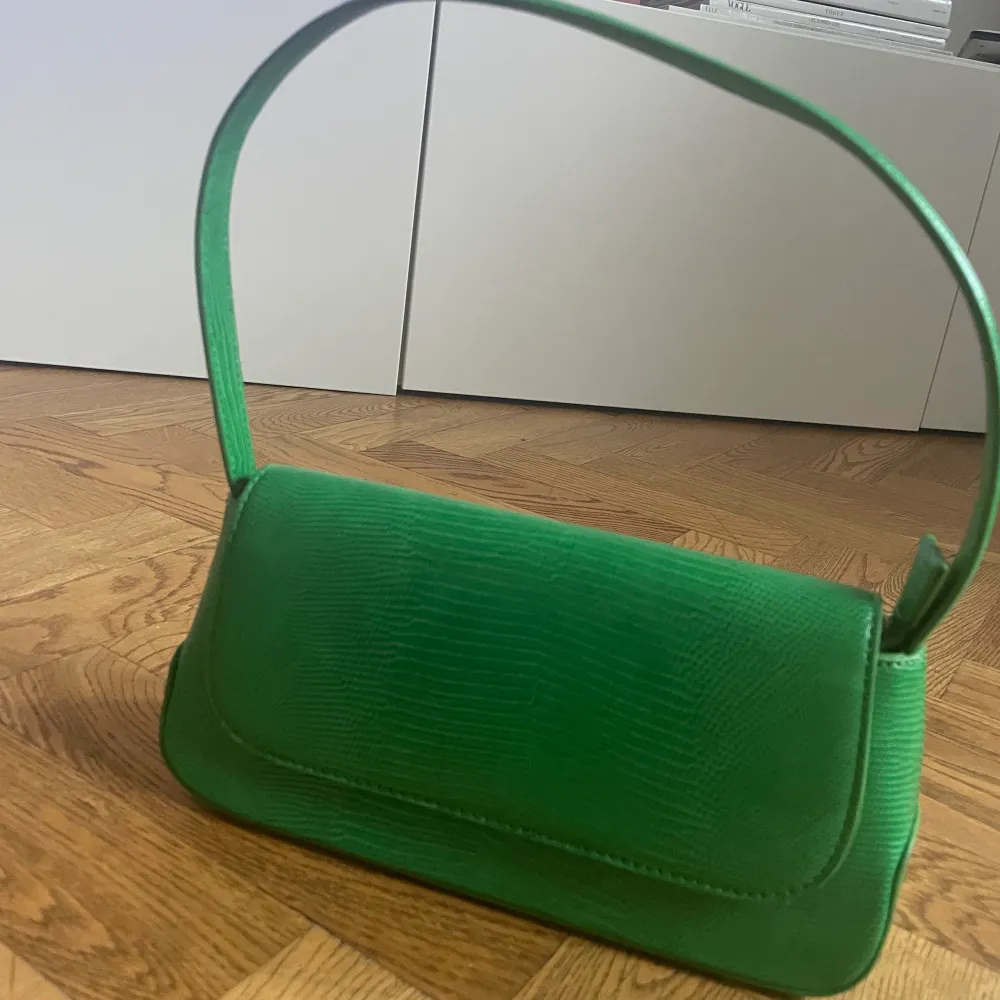 Grön väska från NA-KD, aldrig använd 💚. Väskor.