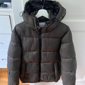 Grön vinterjacka  - Grön puff jacka från zalando!! Helt slutsåld. Köpt för: 1200kr.