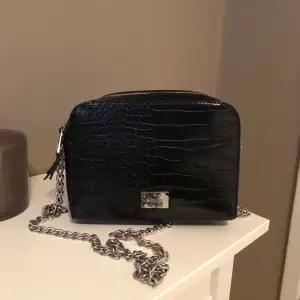 En svart väska från bershka som jag aldrig använt. Jättebra skick och har två öppningar med bra fickor i så man får plats med mycket.