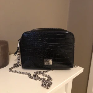Svart väska  - En svart väska från bershka som jag aldrig använt. Jättebra skick och har två öppningar med bra fickor i så man får plats med mycket.
