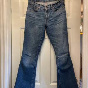 Ett par lågmidjade jeans med lite utsvängda ben från Levis. Storleken är W28 och L32. Varan är i fint skick. 