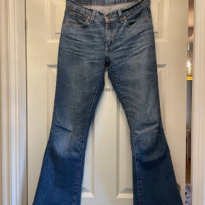 Levi’s Low Waisted Jeans W28 - Ett par lågmidjade jeans med lite utsvängda ben från Levis. Storleken är W28 och L32. Varan är i fint skick. 