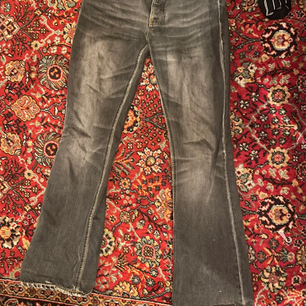 Säljer mina mörkgråa nudie jeans. Frakt tillkommer eller hämtas upp i Stockholm . Jeans & Byxor.