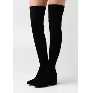 Overknee Stövlar - Sparsamt använda overknee stövlar i mockaimitation. Storlek 39; true to size.   150 kr vid avhämtning/mötas upp 200 kr (inkl frakt) om de ska postas