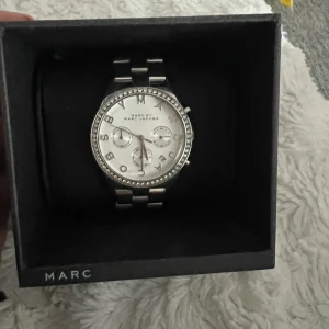 Klocka - Säljer en marc by jacobs klocka, behöver byta batteri i den där av priset. Inköpt för ca 2000kr för 2 år sedan, otroligt lite använd sedan dess. Med följer extra länkar