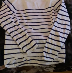 Tröja  - Randig tröja storlek mm på andra bilden  Knappt använd 