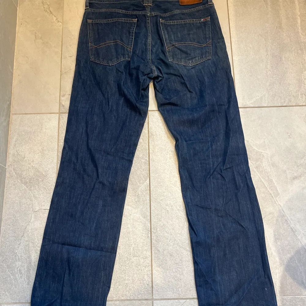 Snygga Tommy hillfiger jeans köpta på sellpy. Säljer då de är för stora. De är aldrig använda. Köparen står för frakt. . Jeans & Byxor.