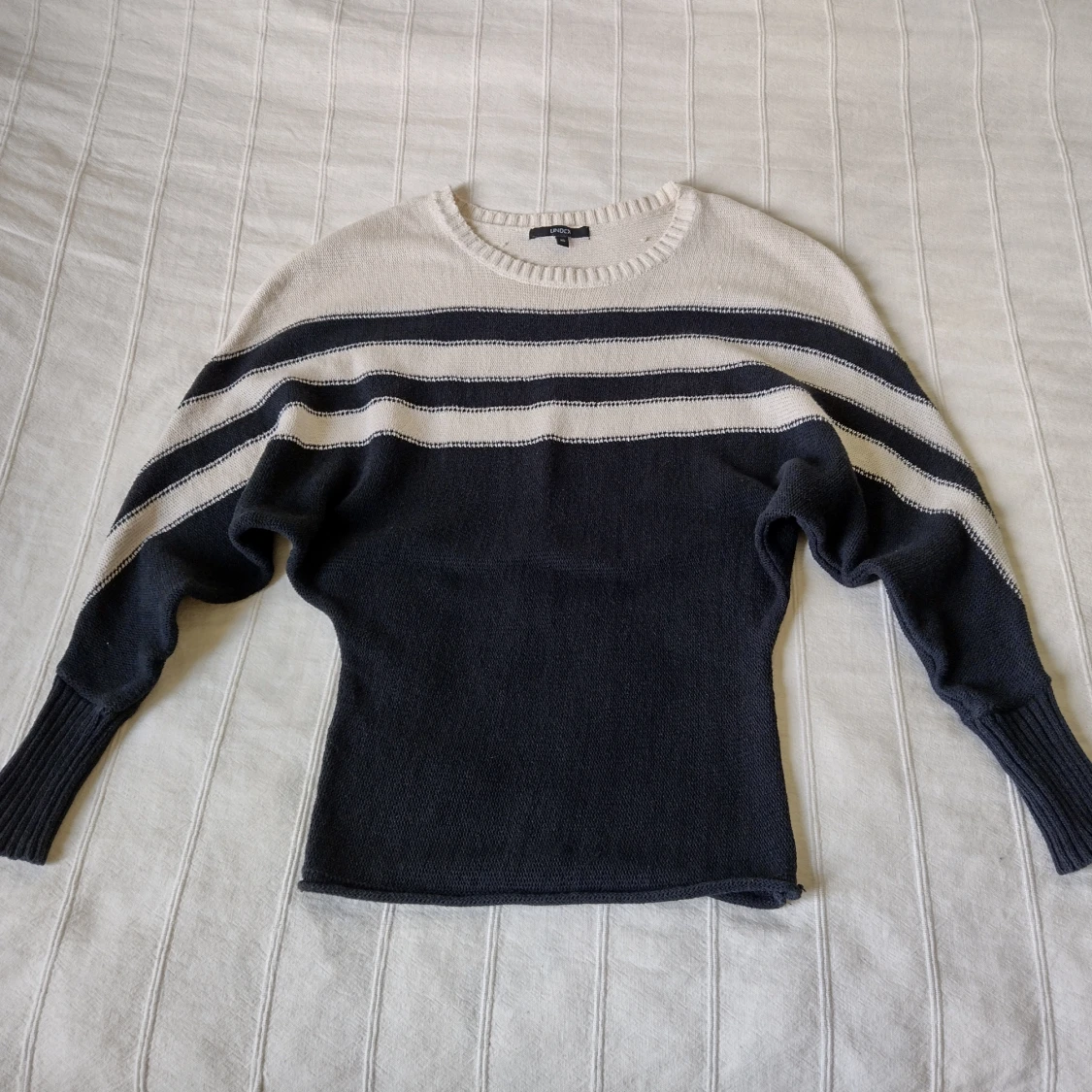 Svart/beige randig stickad tröja, storlek XS (S)