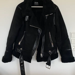 Bikerjacka från Zara - Använd en säsong, inga skador, väldigt bra skick!  Stl. L men skulle passa en M också.  Nypris 1199:- säljer för 400:-