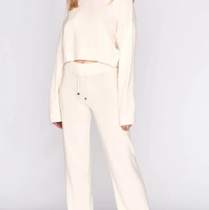 Juicy Couture - Säljer detta fina Kashmir mjukisset från Juicy Couture. Använd 1 gång och i väldigt fint skick. Köpt för 2400kr. 