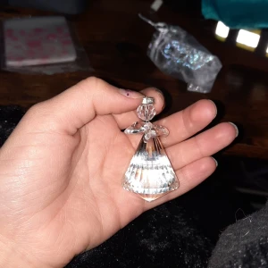Glas ängel - Denna har jag bara en av. Så de första som skriver köper den.den är utan kedja eller krokar osv.