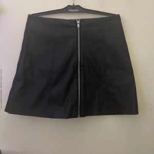 Helt oanvänd H&M läder kjol med dragkedja i mitten av framsidan med prislappen fortfarande på 😊  - Läder kjol den H&M divided i storlek 38 i svart färgoch aldrig använd, fick den nått år sen men kom aldrig till användning :) även bra kjol till halloween kostym! 😄