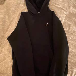 Jordan hoodie i storlek M, den är använd 1 gång säljer på grund att den inte kommer till nån användning och den är perfekt för vintern💓 kontakt om frågor och intresse💓