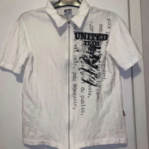 Vit sipup shorta - Vit sipup shorta i bra skick! Tun och bekväm, passar toppen till både lager på lager och som den är 🤍🤍🤍 