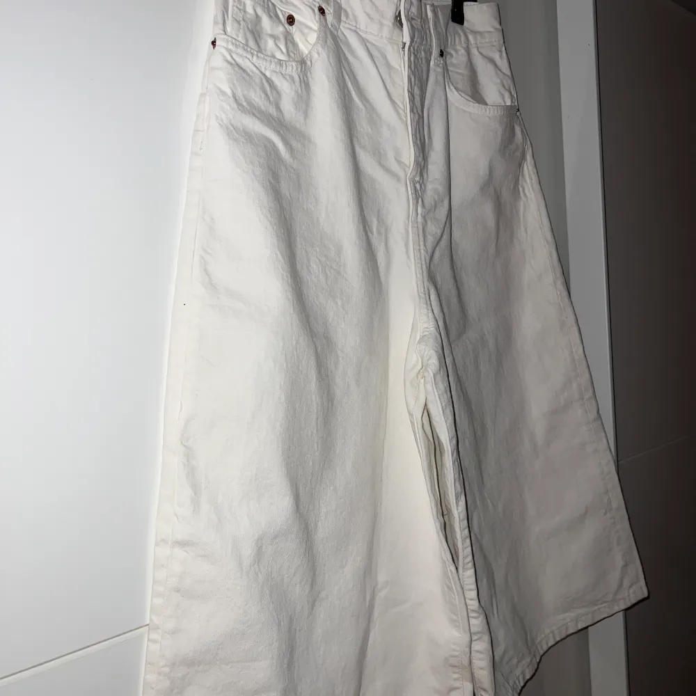 Ett par jättesnygga byxor i kjols stil, från zara i str38. Jeans & Byxor.