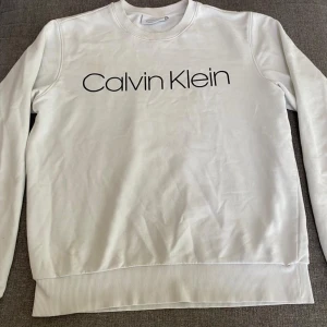 Calvin Klein sweatshirt storlek M - Använt knappt 5 gånger och är i väldigt bra skick 