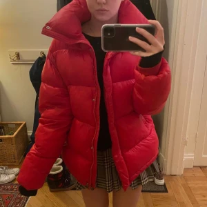 Röd bikbok jacka  - Kollar intresse på min röda trendiga puffer jacka från bikbok! Letar också efter BYTEN mot olika jackor (gärna svarta eller mörkblå puffer jackor) ❤️