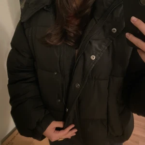 Svart vinterjacka från SIXTH JUNE - Extremt mysig och snygg vinterjacka från SIXTH JUNE som passar perfekt nu till vintern. Jackan är i gott skick men kommer tyvärr inte till användning, men är extremt inne nu till vintermodet!! Köpt för 950 kr. Köparen står för frakten. Se bilder❣️❣️ 