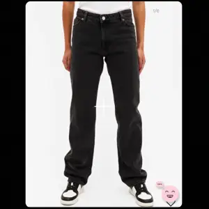 Oanvända Kimomo jeans från Monki 😍 Modellen är TALL så de är långa och raka i benen! Storlek 33 💕Nypris är 400kr.
